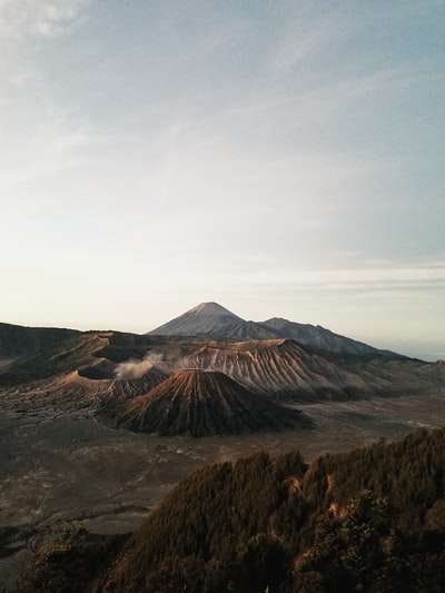 火山口和山脉照片